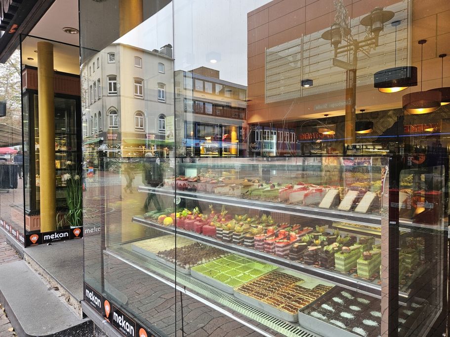 I. Lorenzen - Die Welt spiegelt sich im Fenster